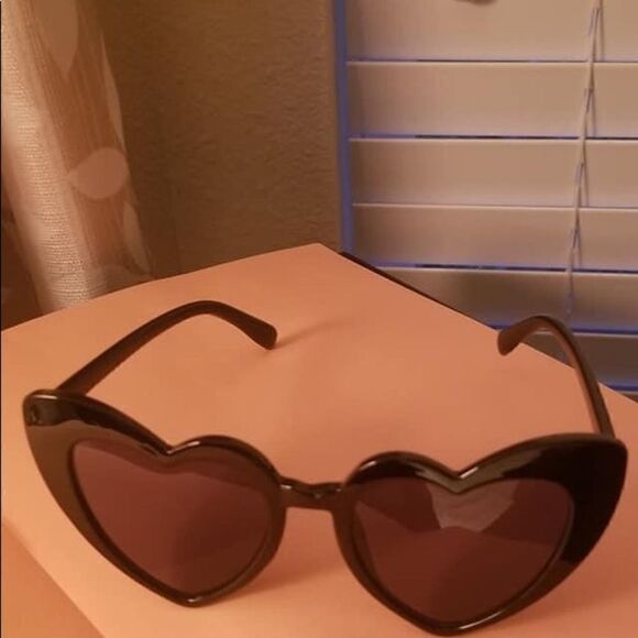 High Fashion Heart Shaped Sunglasses Black Frames - Picture 4 of 6